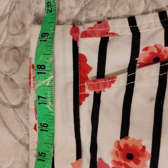 Elle Womans White With Black Stripes & Pink Flowers Shorts, Size: 14 - Picture 7 of 9